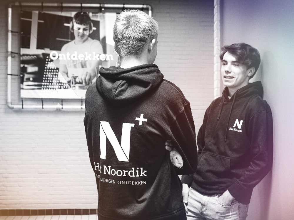 Ingekochte hoodies bedrukt schoollogo en leerlingnaam