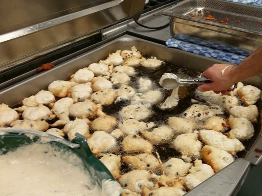 Zelfgemaakte en gebakken ambachtelijke oliebollen