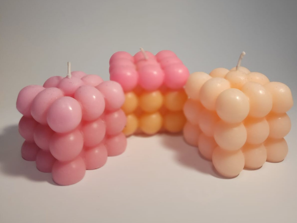 Zelfgemaakte kaarsen in verschillende vormen en kleuren