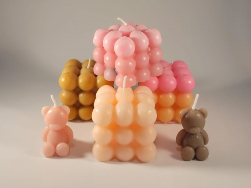 Zelfgemaakte kaarsen in verschillende vormen en kleuren